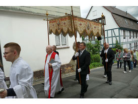 Bittprozession um den Kleinen Berg an Pfingstmontag (© Karl-Franz Thiede)